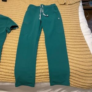FIGS xs hunter green scrub set